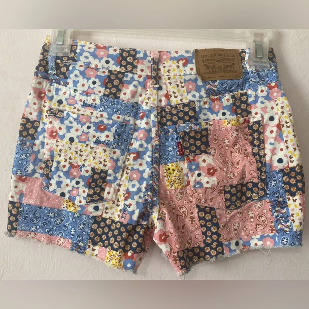 💋 5 for $25 Levis Patchwork Flowers Shorts NWOT - Picture 1 of 8